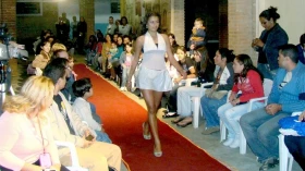 Estudantes apresentam roupas customizadas
