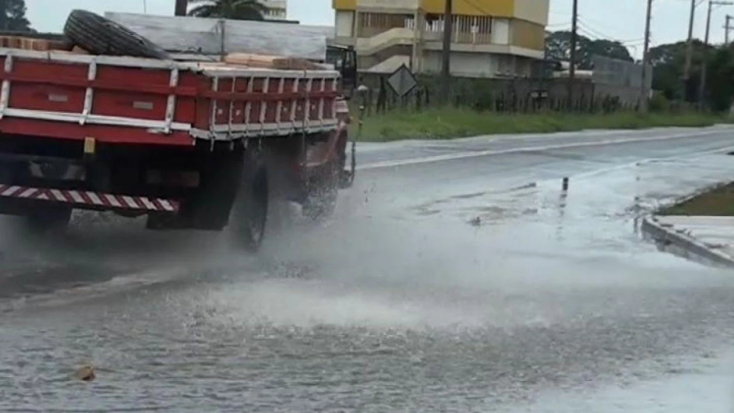 Chuva intensa causa alagamentos e enchentes