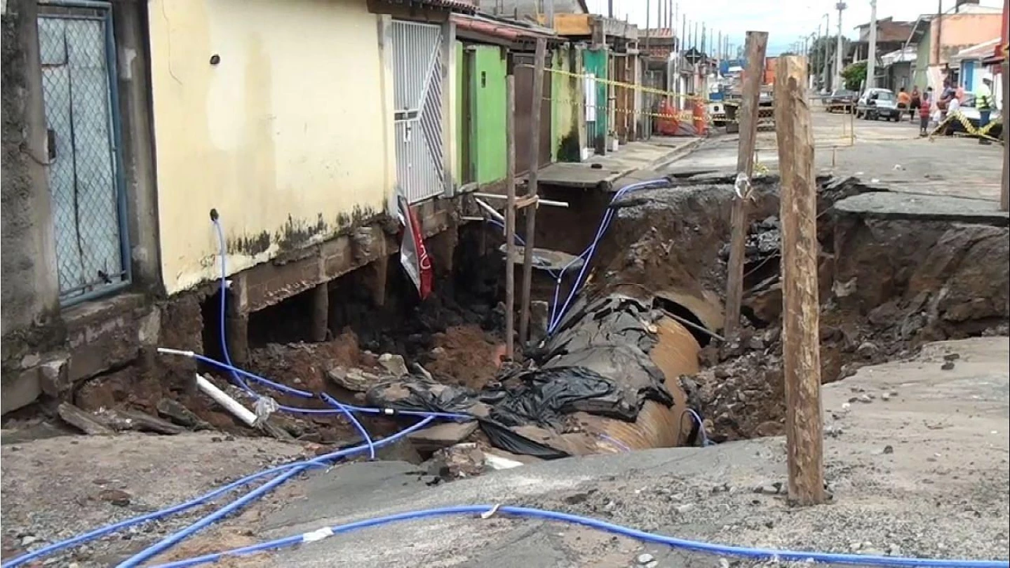 Cratera coloca famílias em risco