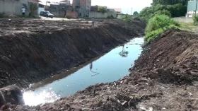 Córrego no Hércules Marçon recebe limpeza