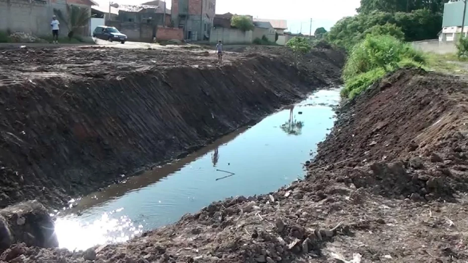 Córrego no Hércules Marçon recebe limpeza