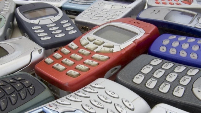 Via Dutra oferece postos de coleta de celular sem uso
