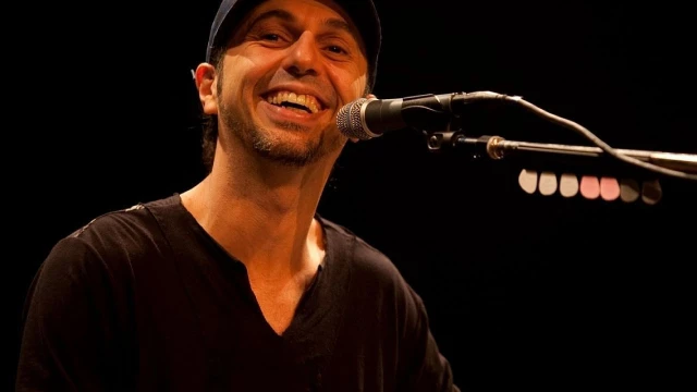 Zeca Baleiro apresenta o show ?Calma aí, coração?