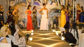 Candidatas a concurso de miss passam por seletiva