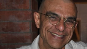 Ideias de Gandhi sobre liderança e paz são interpretadas pelo ator João Signorelli