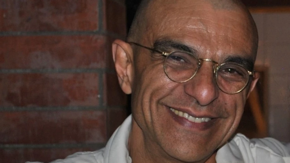 Ideias de Gandhi sobre liderança e paz são interpretadas pelo ator João Signorelli