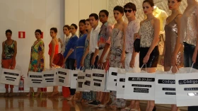 Modelos desfilam pelos corredores do Taubaté Shopping