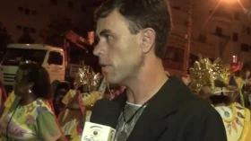 Chuva atrapalha inicio do desfile da Império e Boêmios do Morro