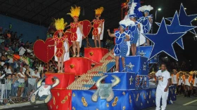 Santa fé leva Parintins para Avenida do Povo