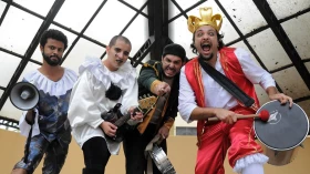 Grupo Poucas Trancas resgata o Carnaval dos anos 70