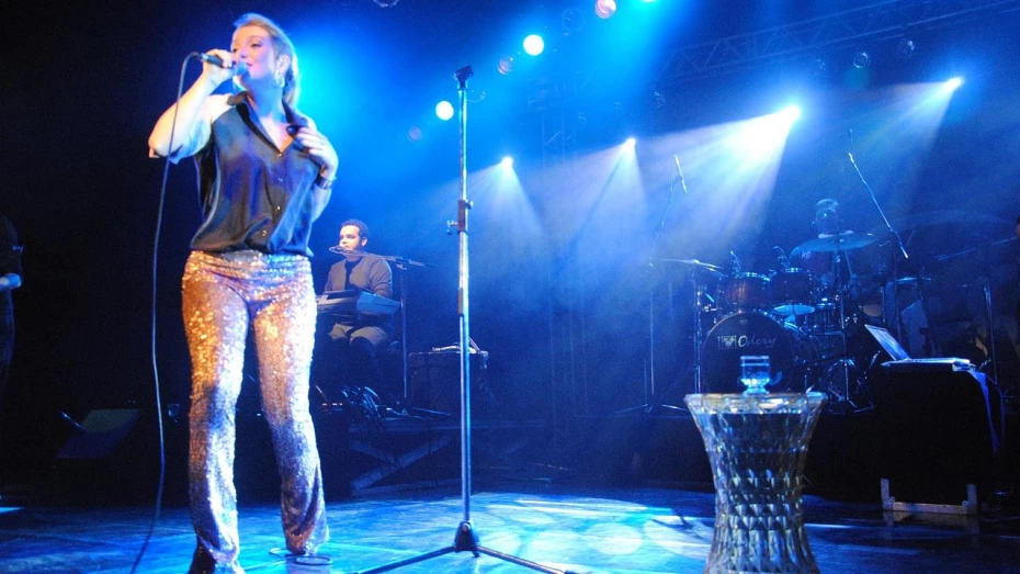 Divertida e talentosa Luiza Possi encanta plateia no Sesc