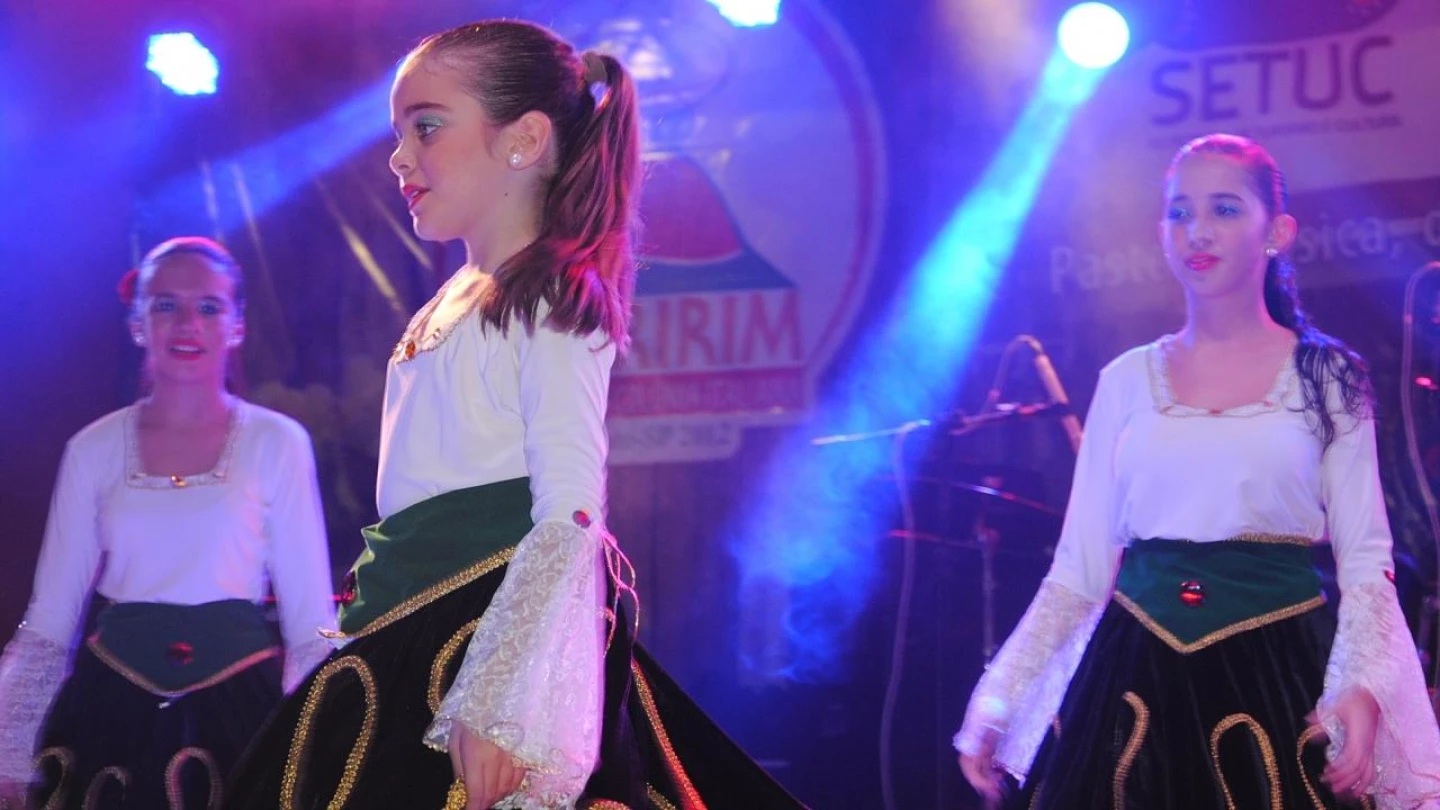 Grupos folclóricos levam tradição da dança ao Distrito
