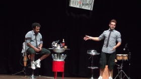 Peça de Marcelo Marrom e Rodrigo Capella reabre teatro com muito humor