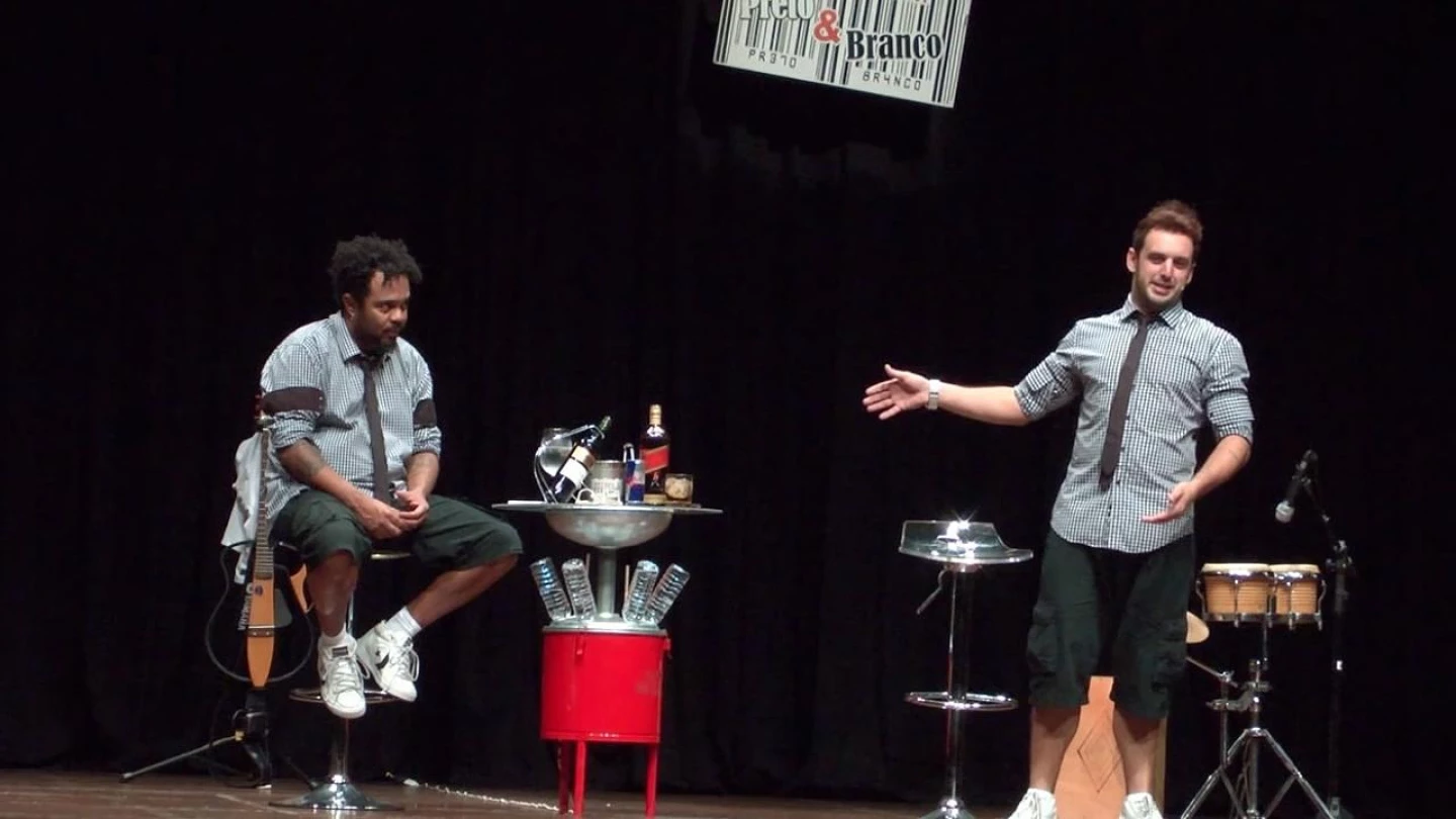 Peça de Marcelo Marrom e Rodrigo Capella reabre teatro com muito humor