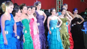 Primeira noite de festa tem apresentação musical e escolha da rainha