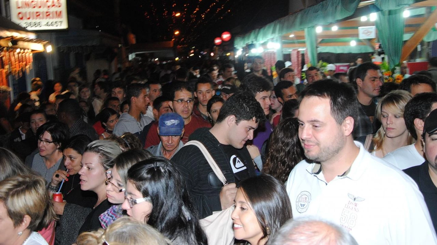 Turistas lotam ruas de Quiririm