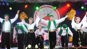 Shows e apresentações marcam segunda-feira da Festa de Quiririm