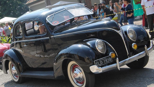 Exposição de carros antigos encanta gerações 