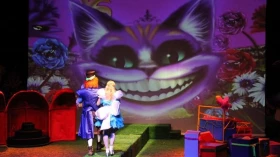 Musical infantil traz personagens do País das Maravilhas 