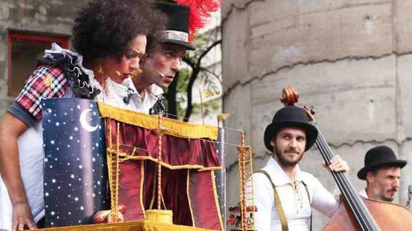 Espetáculo encanta e diverte com Circo de Pulgas