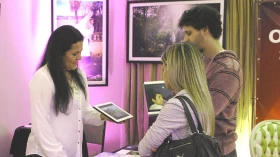 Feira ajuda noivos a se prepararem para casamento
