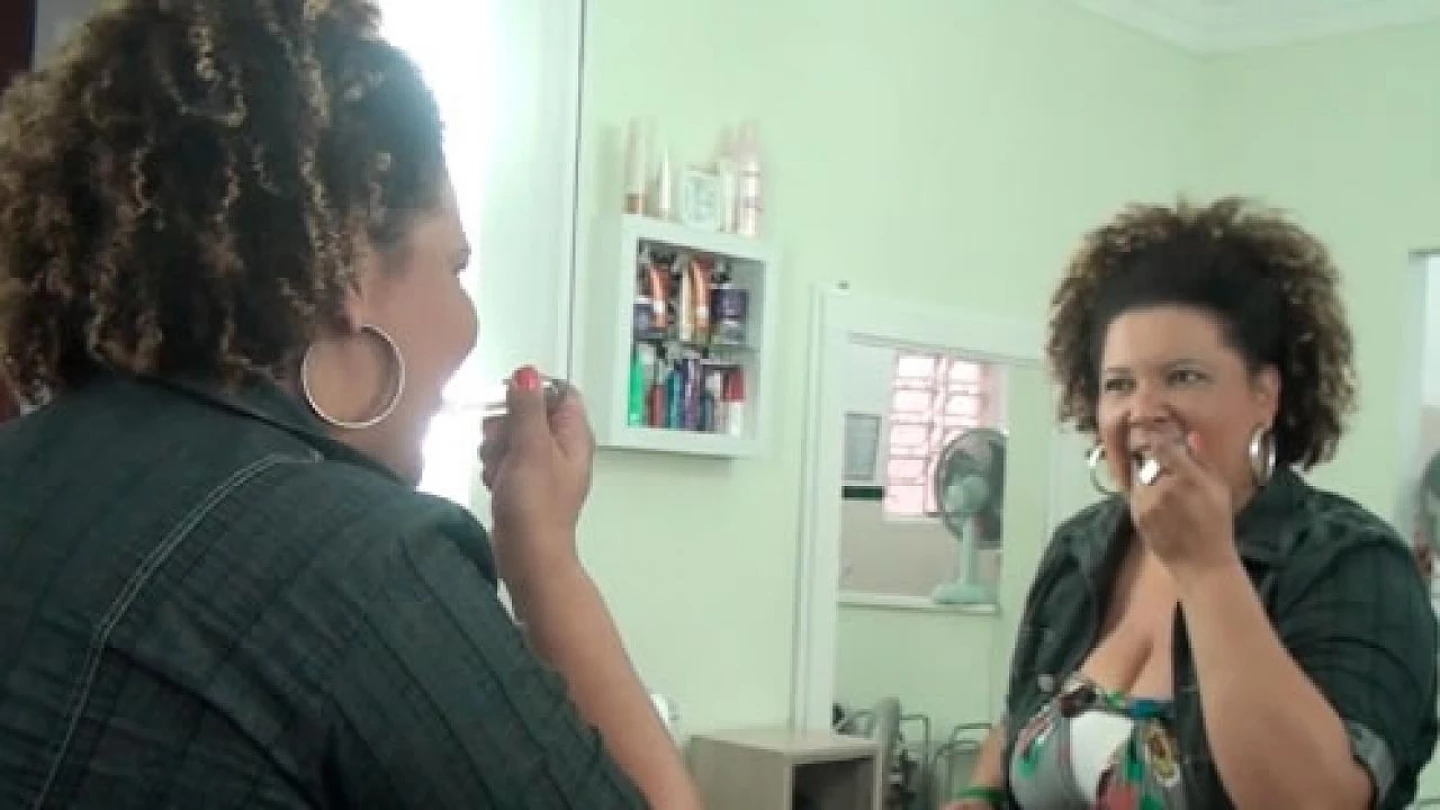 Jhoy Souz comemora título de Garota Plus Size