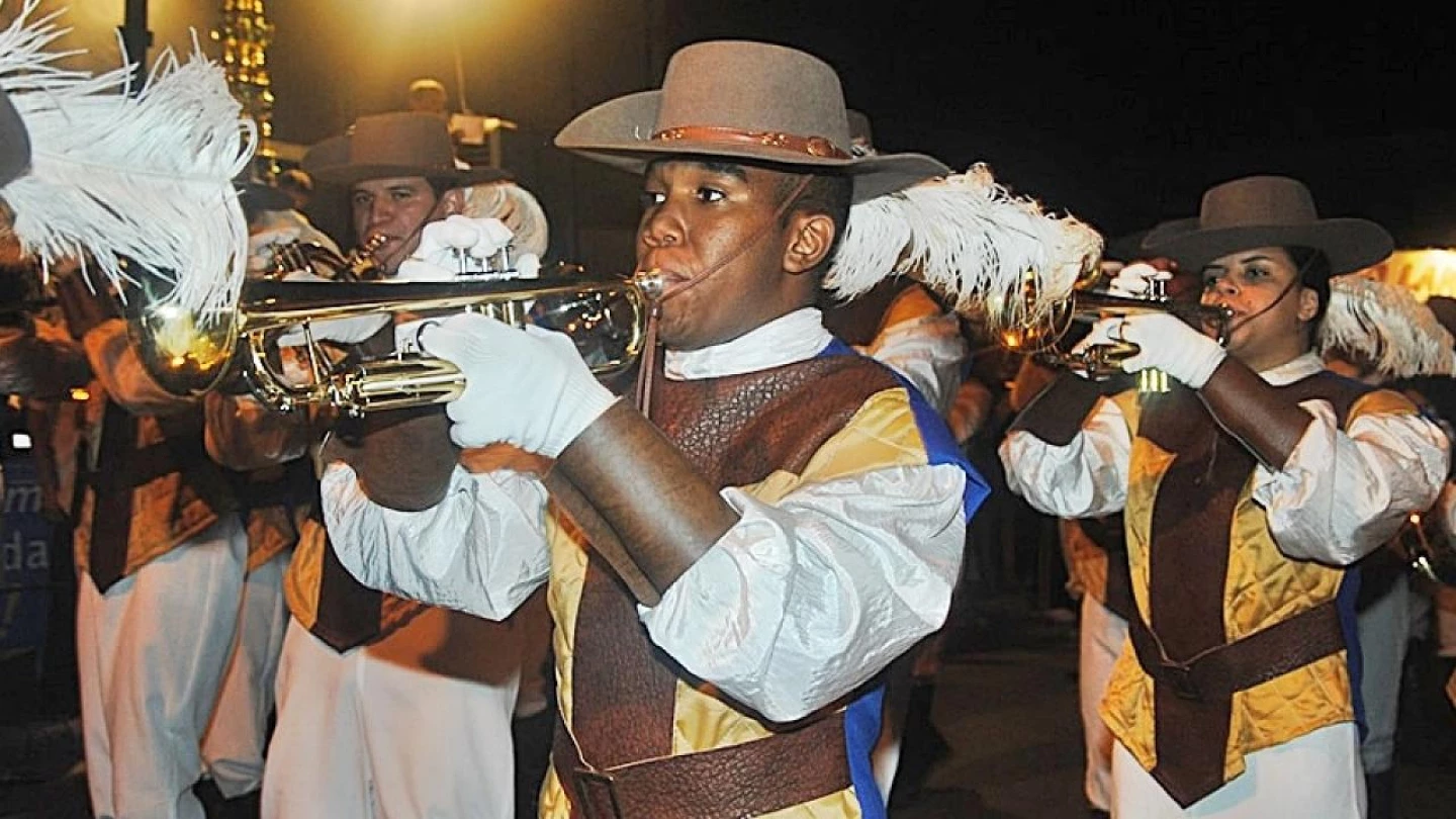 Famuta faz apresentação no Via Vale Garden Shopping