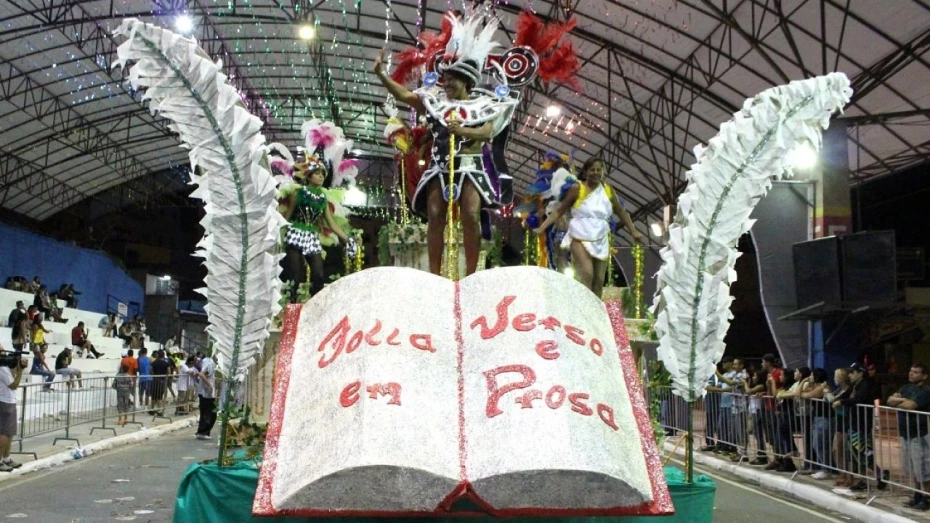 Escolas do Grupo de Acesso encerram primeira noite de folia
