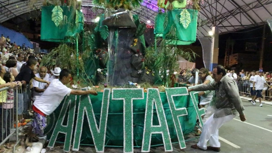Problema no Abre Alas marca desfile da Santa Fé