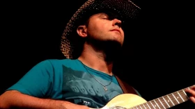 Junior da Viola se apresenta no Violando Conceitos