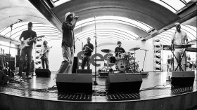 Banda Mercado de Peixe se apresenta neste domingo