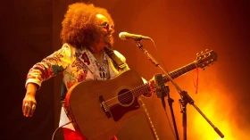 Sesc Taubaté recebe show de Chico César