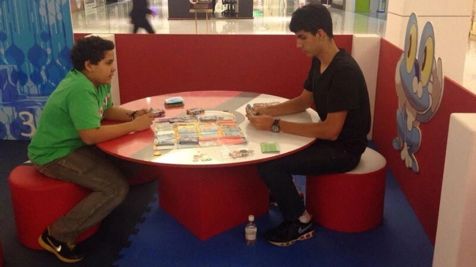 Shopping recebe duelos de cartas Pokémon