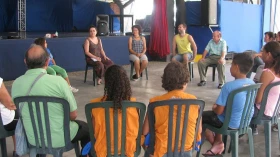 Idosos e crianças participam de atividades intergeracionais 