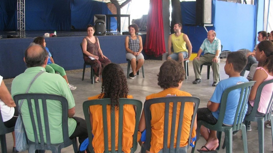 Idosos e crianças participam de atividades intergeracionais 