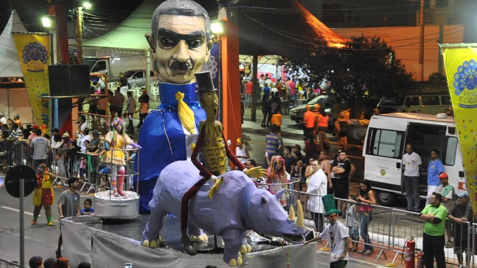 Integral Folia abre noite de desfiles na Avenida do Povo