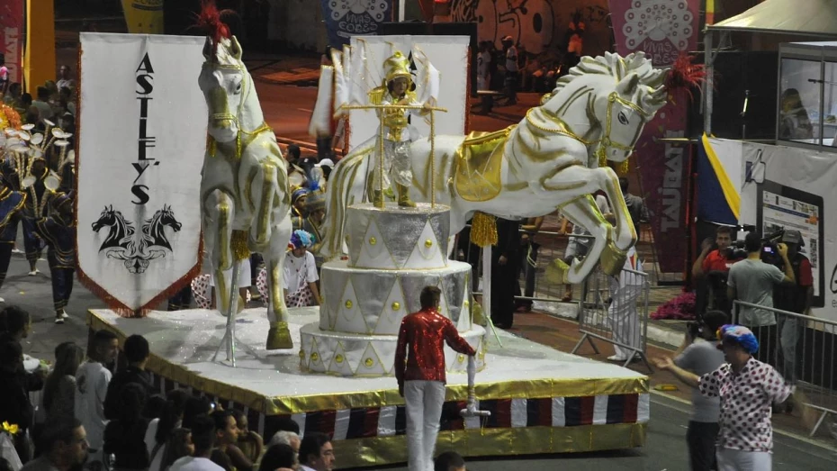 Estiva encerra desfiles na Avenida do Povo em grande estilo