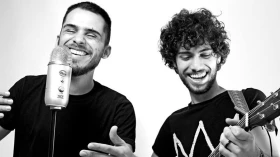 Filhos de Nando Reis tocam sucessos do pai no bar Porca Miséria