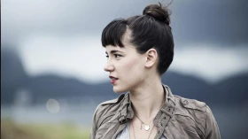 Cantora Tiê é destaque no Sesc Taubaté