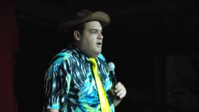 Matheus Ceará apresenta “Socano a Bucha” no Teatro Metrópole