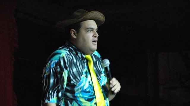 Matheus Ceará apresenta “Socano a Bucha” no Teatro Metrópole
