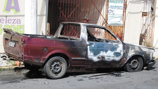 Veículo pega fogo no centro de Taubaté