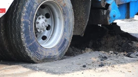 Asfalto cede e caminhão de lixo afunda em avenida 
