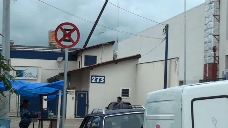 Motoristas são multados por estacionar em local proibido Motoristas são multados por estacionar em local proibido