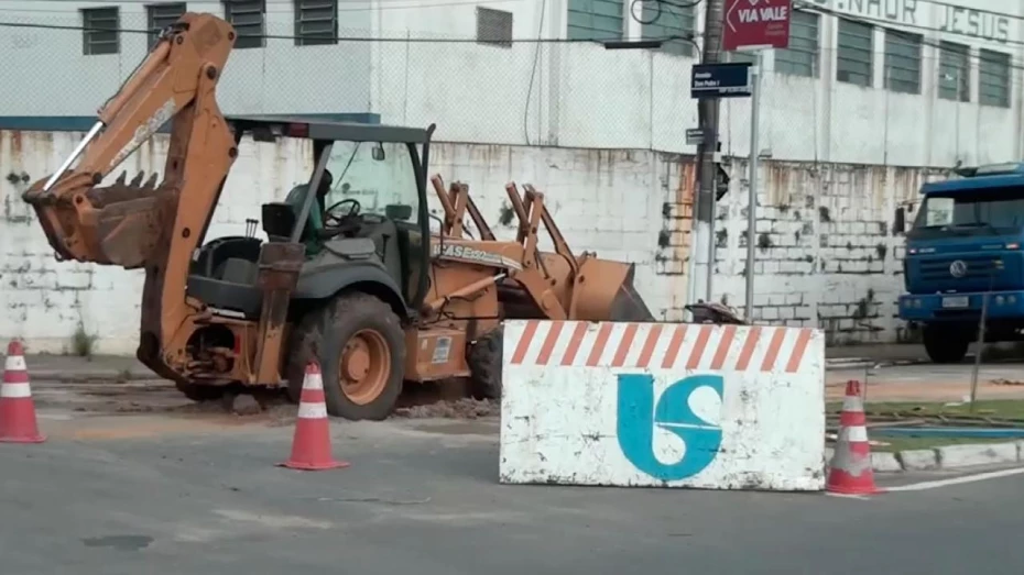 Sabesp faz obra e interdita avenida