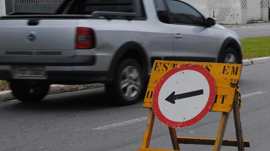 Obras interditam vias em duas regiões da cidade Obras interditam vias em duas regiões da cidade