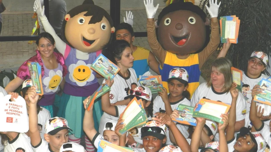 Alunos de escolas públicas pedem paz no trânsito Alunos de escolas públicas pedem paz no trânsito