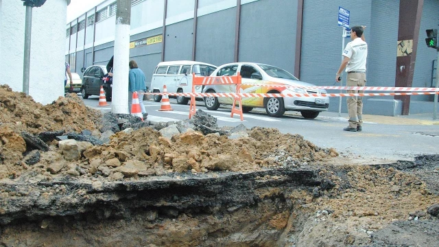 Obra da Sabesp interdita Rua Barão da Pedra Negra 