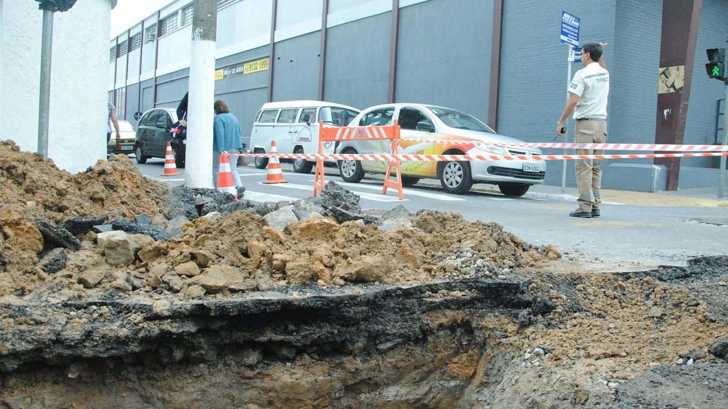 Obra da Sabesp interdita Rua Barão da Pedra Negra 
