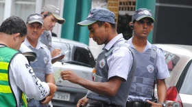 PM faz autuações de trânsito em Taubaté 